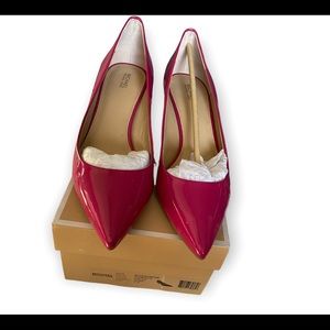 Fuchsia Michale Kors kitten heel pumps size 11